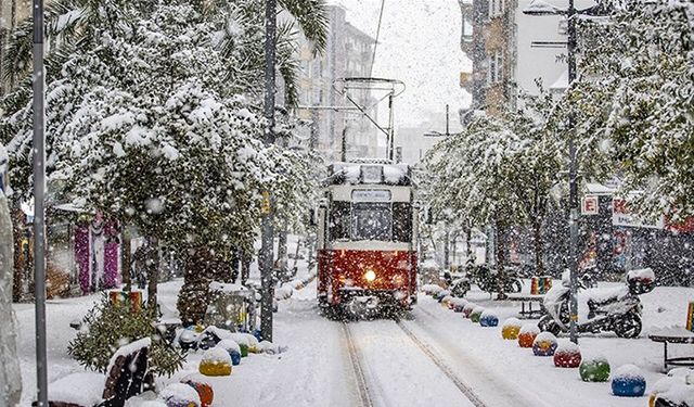 İstanbul'da Yoğun Kar Yağışı Sebebiyle Okullar Tatil Edildi