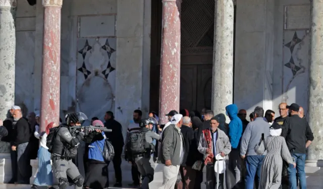 İsrail Güçleri Mescid-i Aksa'ya Baskın Düzenledi