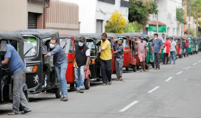 Sri Lanka Petrolün Son Gününe Geriledi, Yeni Başbakanı Uyardı