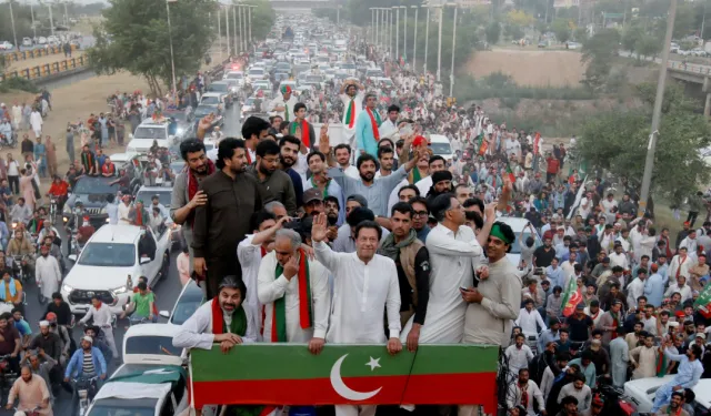 Pakistan: Han, Hükümetin Anketleri Duyurması İçin Altı Günlük Süre Verdi