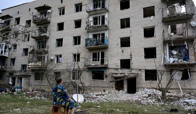 Ukrayna, Rusların Apartmana Düzenlediği Saldırıda 15 Kişinin Öldüğünü Açıkladı