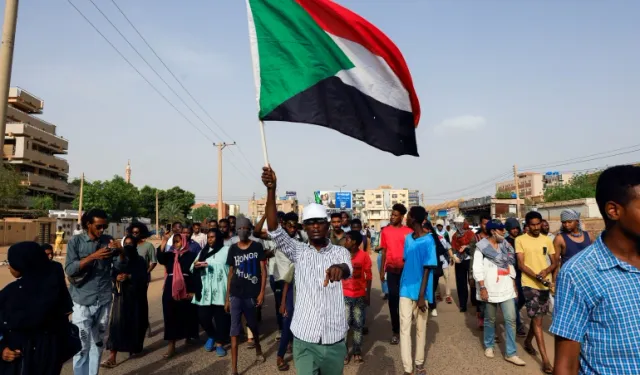 Sudan'da Protestocular Ordunun Geri Çekileceğine Şüpheyle Bakıyor