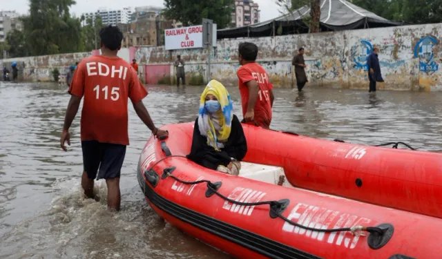 Pakistan'da Sel, Muson Yağmurları Ülkeyi Kırarken Düzinelerce Can Aldı