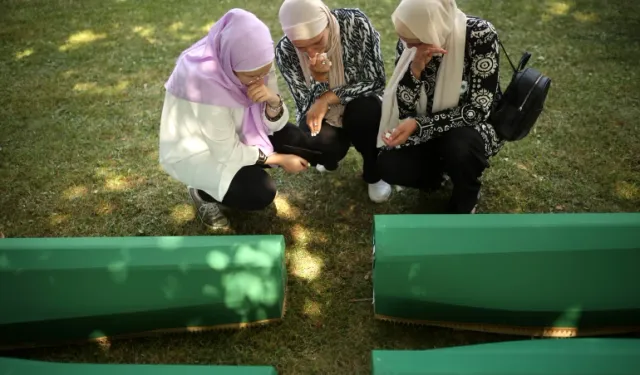 Bosna Srebrenitsa'da Binlerce Kişi Soykırımı Anmak İçin Toplandı