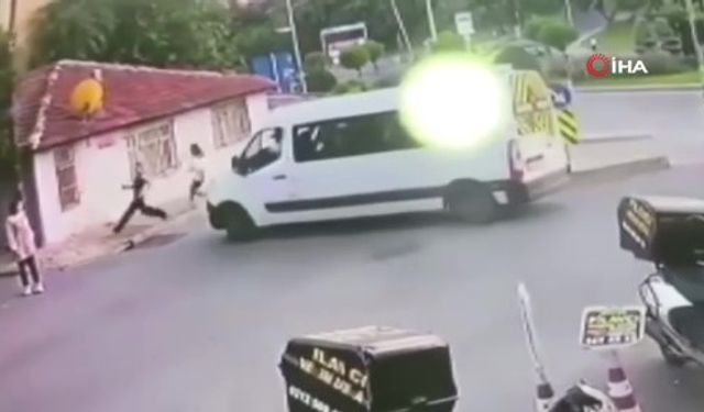 İstanbul’da Korkutan Şoför! Yolun Karşısındaki Çocukların Üzerine Minibüs Sürdü