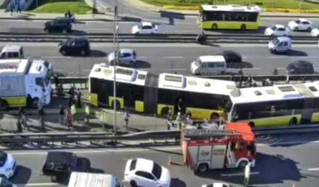 Son Dakika: Avcılar'da 4 Metrobüs Çarpıştı, Yaralılar Var