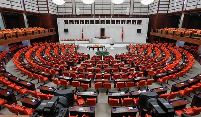 Meclisten Bu Akşam Geçti: Emekliye Yeni Ödeme Haberi Mutlu Haber Olarak Duyuruldu! Tüm İmzalar Atıldı!