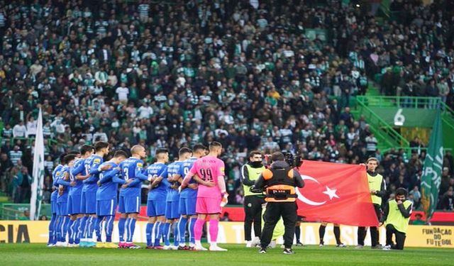 Tribünlere Türk bayrağı asıldı! Dünya depremzedeleri unutmadı! Spor kulüpleri...
