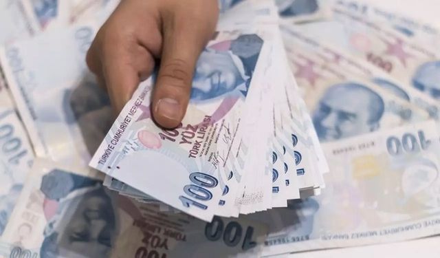 Emeklilere en az 4500 TL ödeme yapılacak: Ödemeyi almak isteyen o bankaya koşuyor…