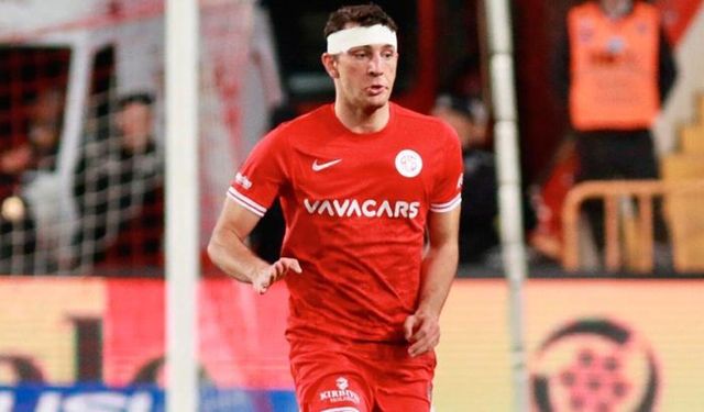 Antalyaspor’un Genç Yıldızı Emrecan Uzunhan Sakatlandı, Hastaneye Kaldırıldı